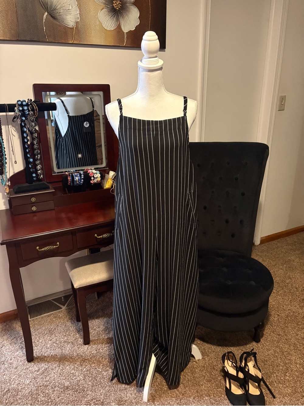 (NWT) Black Pinstripe Jumpsuit. Adjustable straps w/ pockets. 📦Ready2Ship